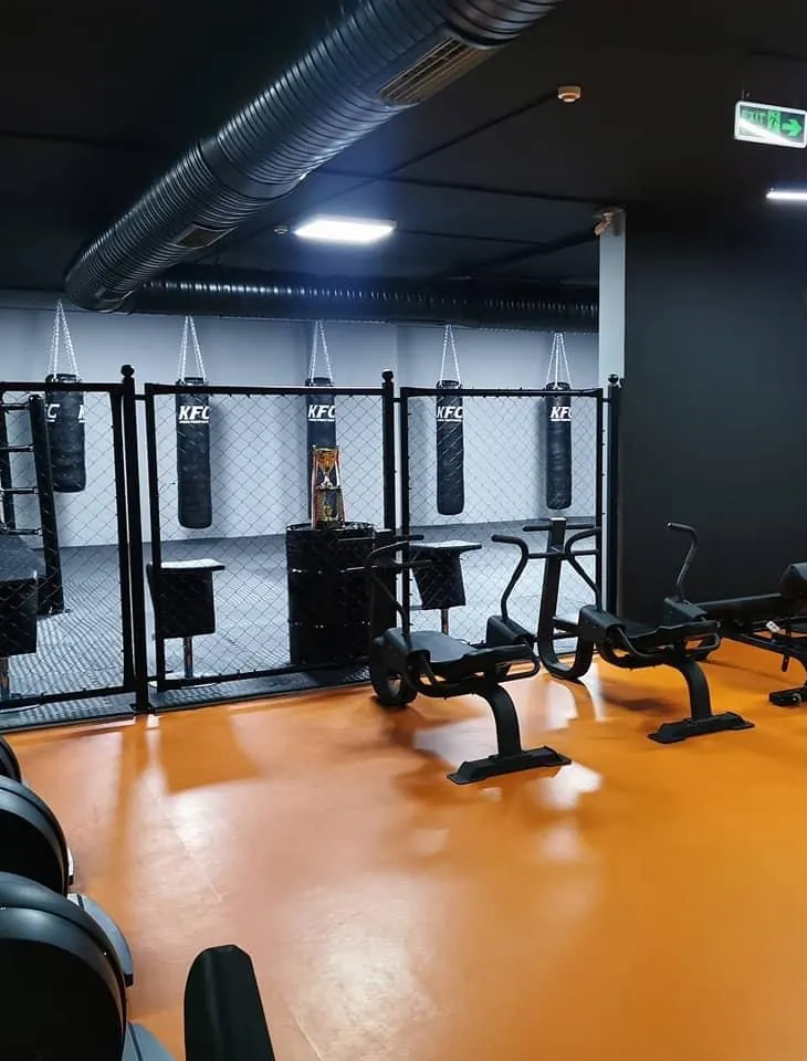 Kum torbaları, kafes bölümü ve turuncu zeminde makine sırası